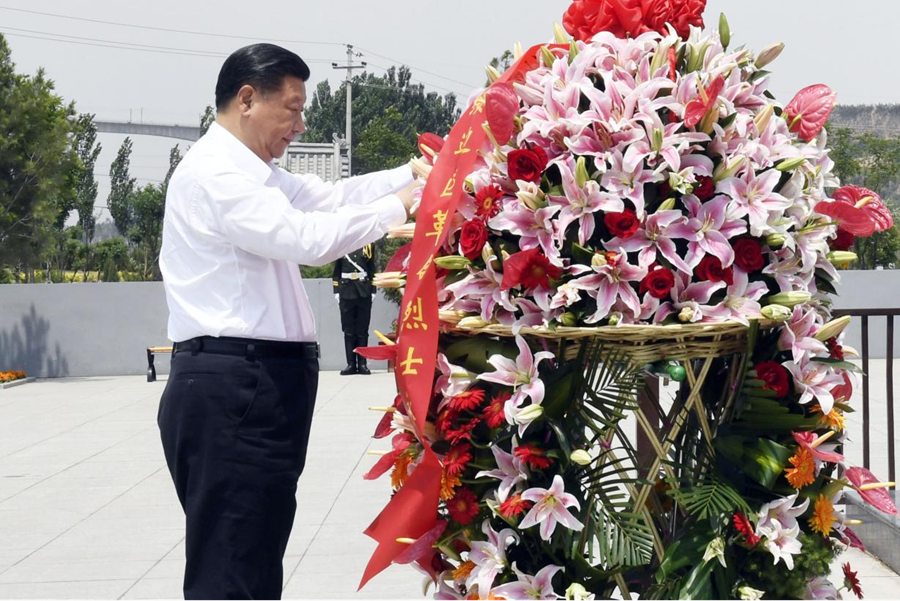 2017年6月21日，习近平总书记来到兴县，参观晋绥边区革命纪念馆，向革命烈士敬献花篮。新华社记者 李学仁 摄