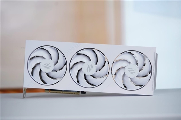 全白色刃式装甲!影驰RTX 5070 Ti圣刃图赏