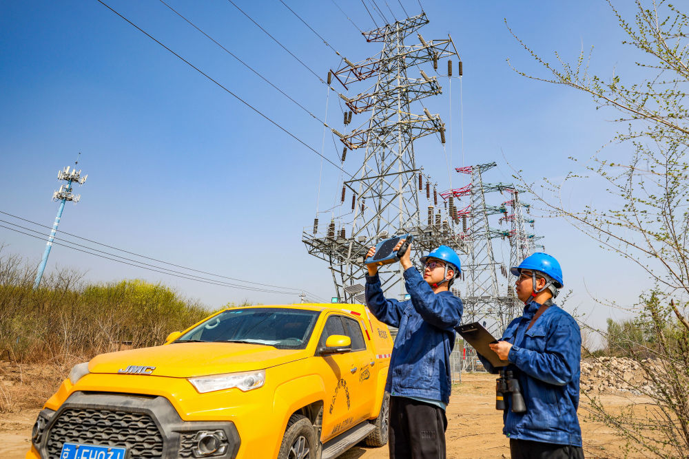 4月10日，国网北京昌平供电公司员工在阳坊镇温南路对重点线路开展特巡。（国网北京分公司供图）