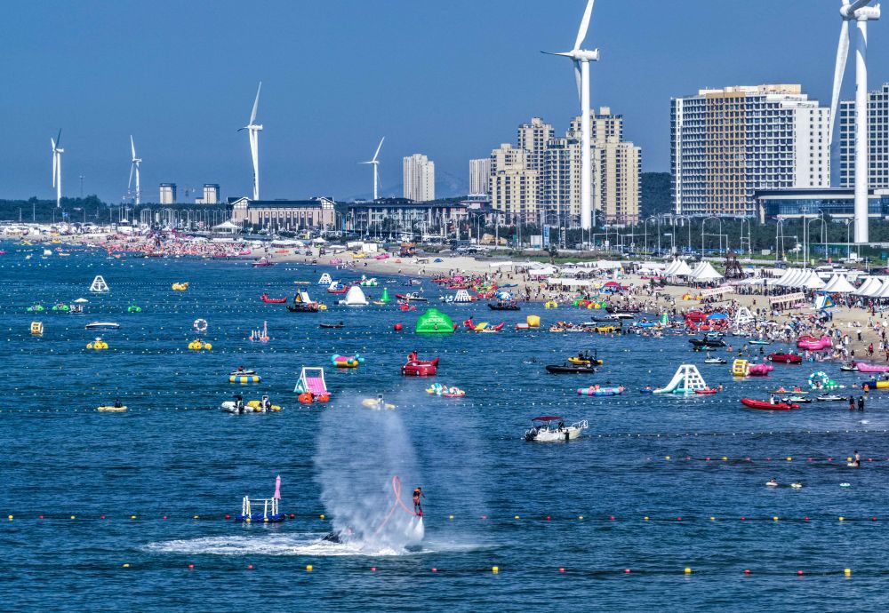 游客在山东省荣成市那香海景区游玩(无人机照片)。新华社发(李信君 摄)