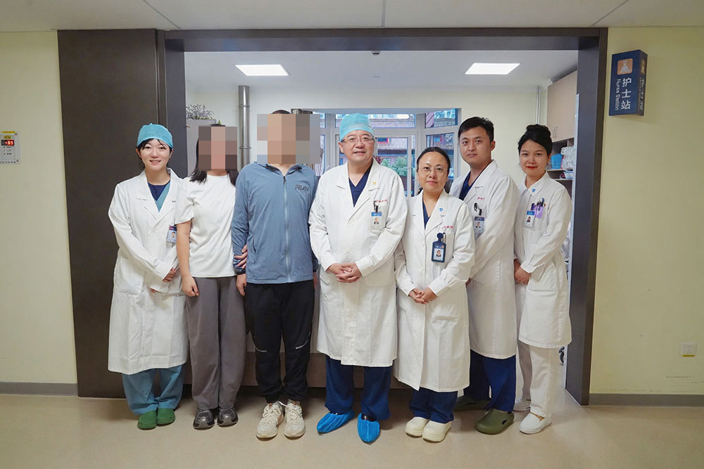 术后,患者与中山医院内镜中心团队合影。