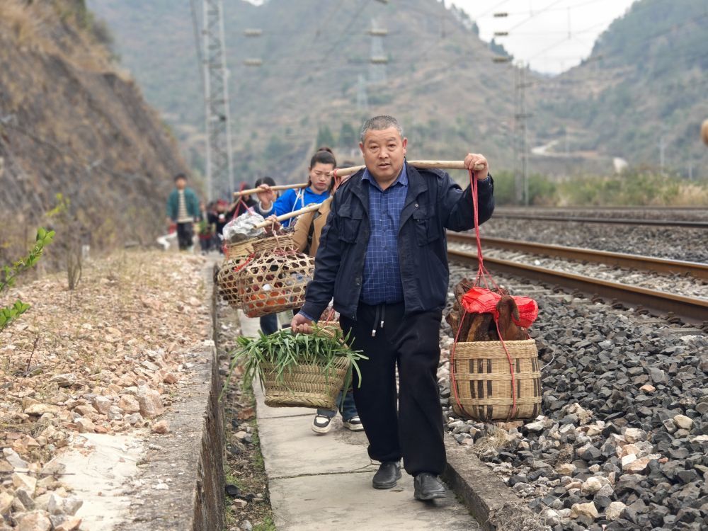 1月18日，甘壩村的熊裕凱帶著自家的臘肉等土特產(chǎn)到火車上售賣,。新華社發(fā)（李儒鑫攝）