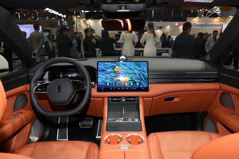 问界_问界M5中东版首发亮相_问界M9中东版设计语言