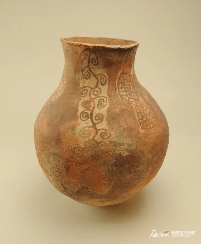 田园葡萄纹彩陶罐（新疆博物馆供图）