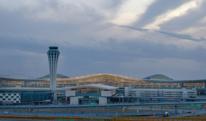 这是2025年4月15日拍摄的乌鲁木齐天山国际机场北区航站楼。新华社记者 王菲 摄