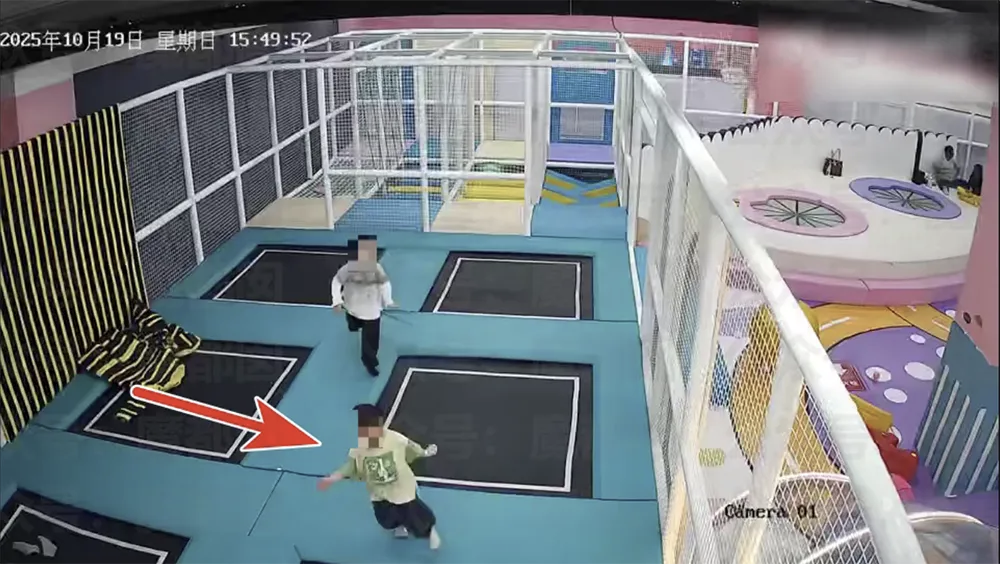 男童家长发布事发时监控