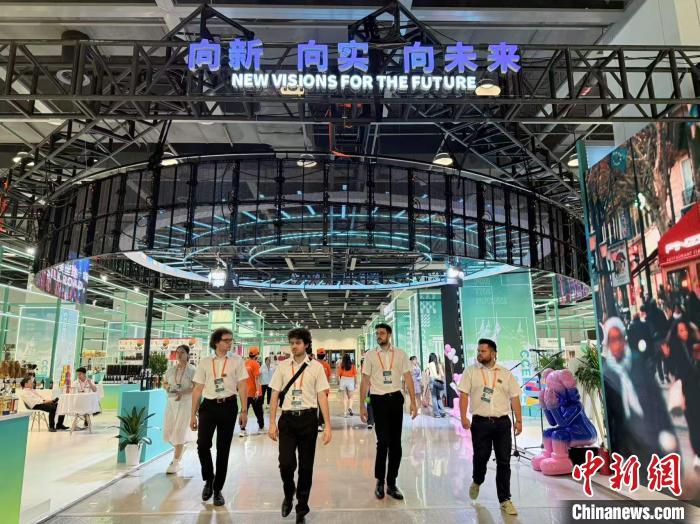 展会现场汇聚了8000种中东欧好物。　奚金燕 摄