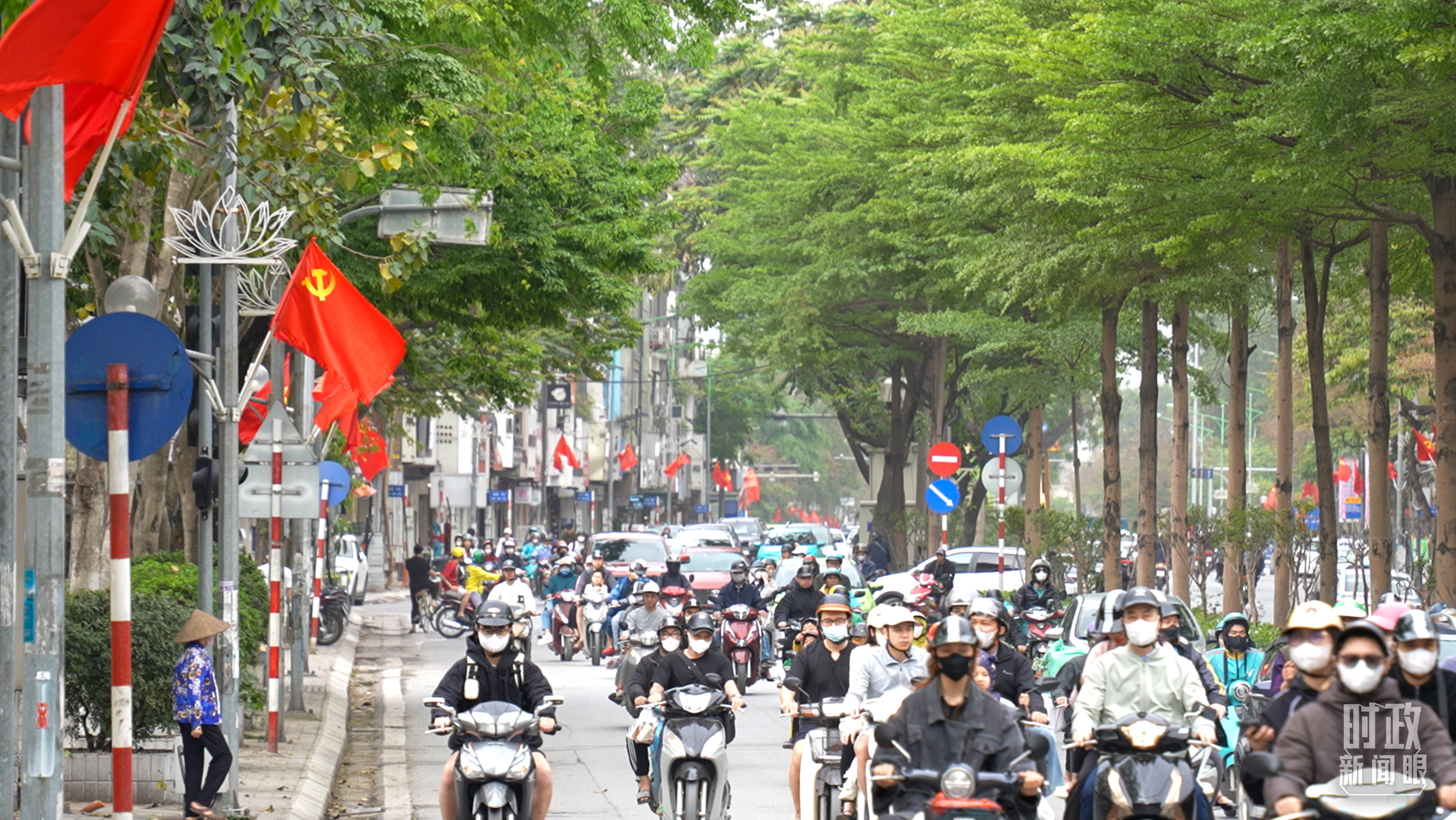 △河內(nèi)街頭懸掛的中越兩黨兩國旗幟。（總臺央視記者盧心雨拍攝）