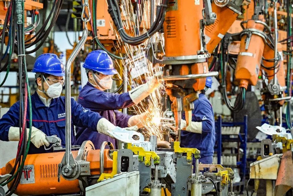 ▲2月5日，两江新区长安汽车两江工厂，工人正在进行焊接作业。记者 张锦辉 摄/视觉重庆