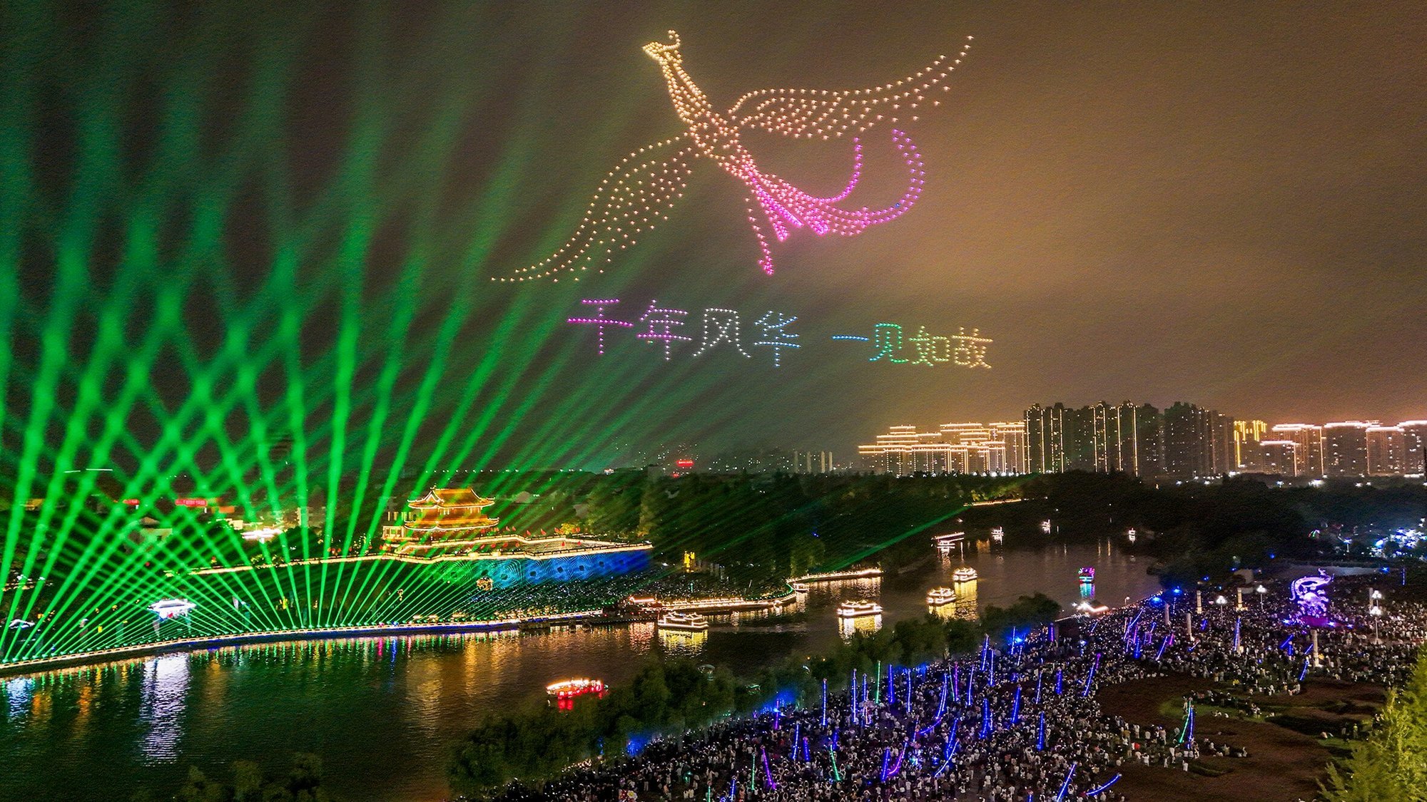 荊州古城東門景區(qū)夜景(央廣網(wǎng)發(fā) 荊州市融媒體中心供圖)