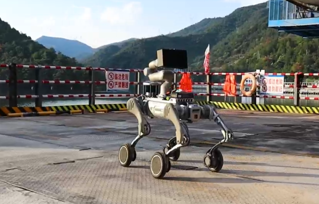 山西路桥建起现代化交通产业集群,使用机器狗从事生产巡检等工作。 山西路桥 供图