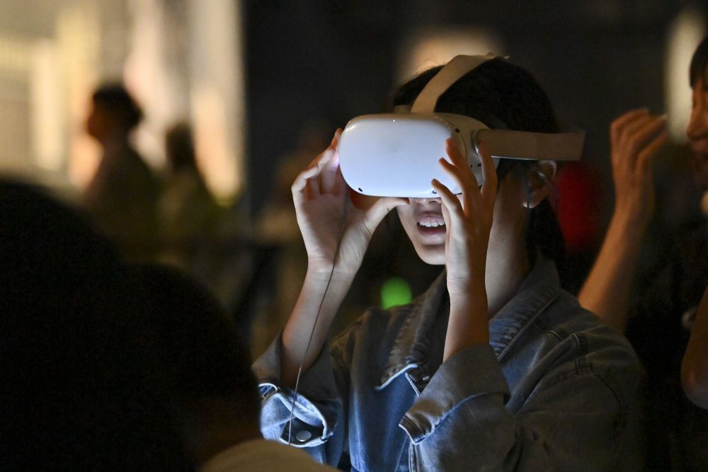 5月17日，游客通过VR设备游览太原北齐壁画博物馆。新华社记者 杨晨光 摄