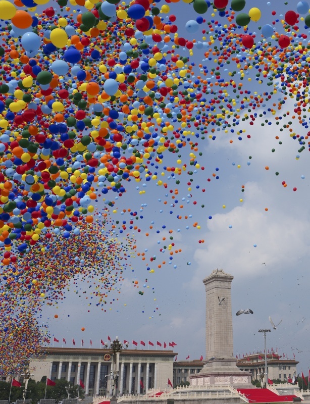 2025年9月3日,纪念中国人民抗日战争暨世界反法西斯战争胜利80周年大会在北京隆重举行。这是纪念大会现场放飞气球和鸽子。新华社 发