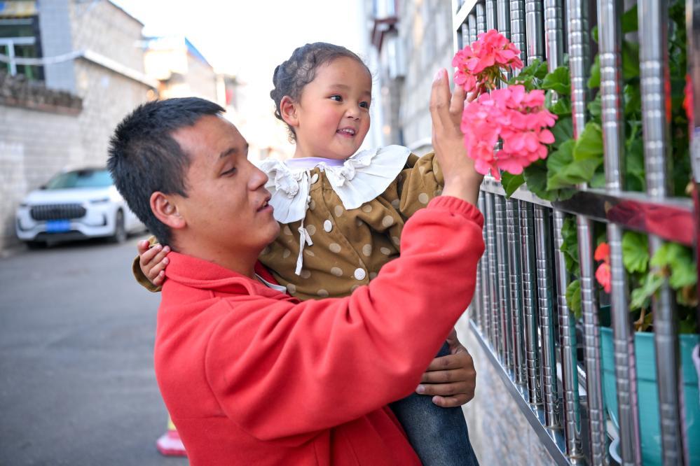 2025年10月10日，达瓦次仁在陪大女儿丹增曲音玩耍。