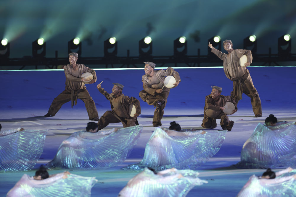 ↑8月7日,演员在开幕式上表演。