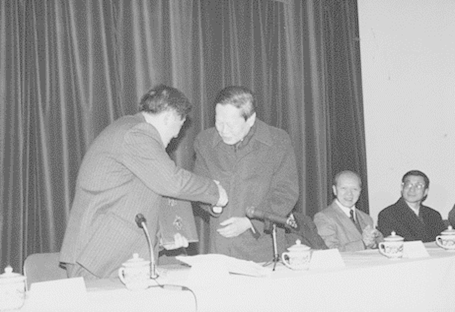 1994年1月,杨振宁(左二)受聘为中国科大理学院名誉院长。