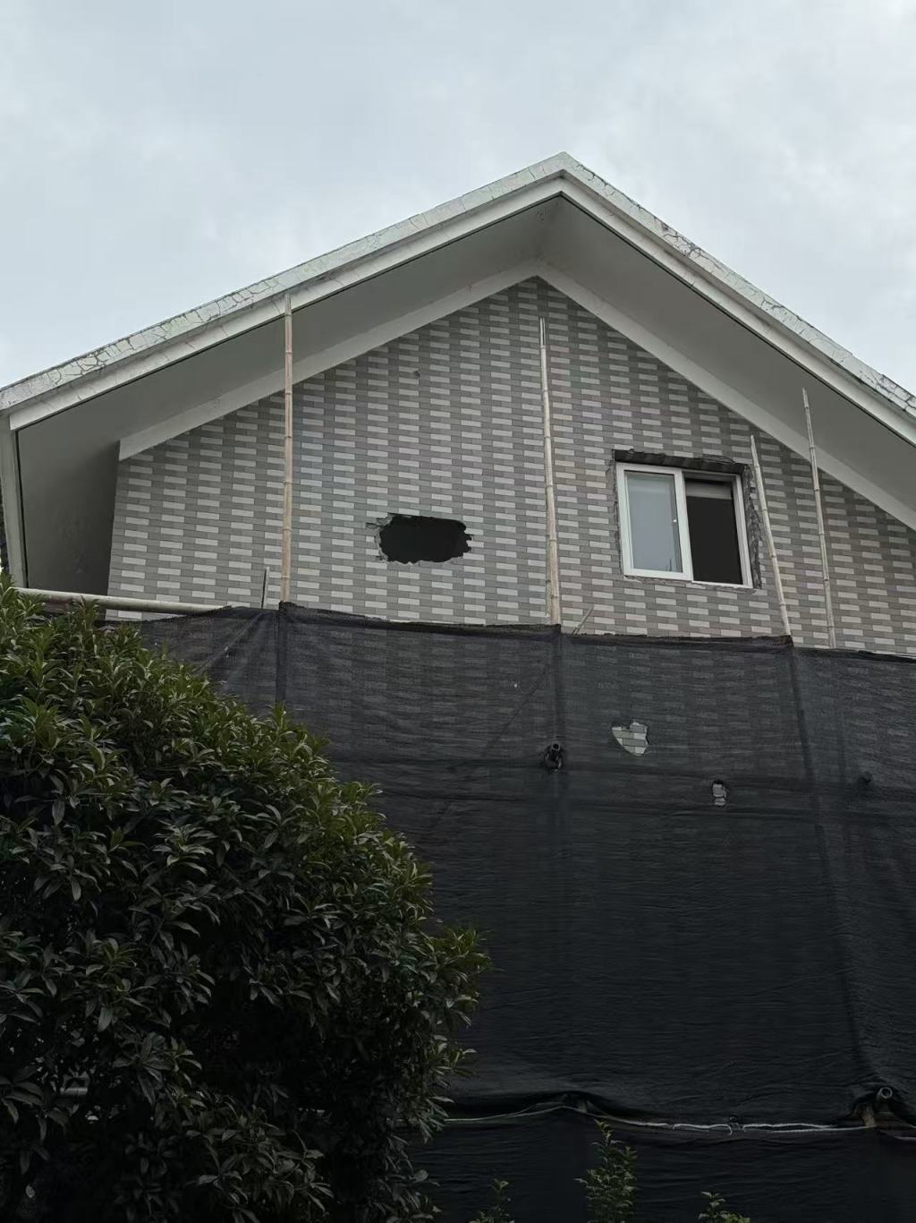 13号楼被人为砸穿的墙洞。