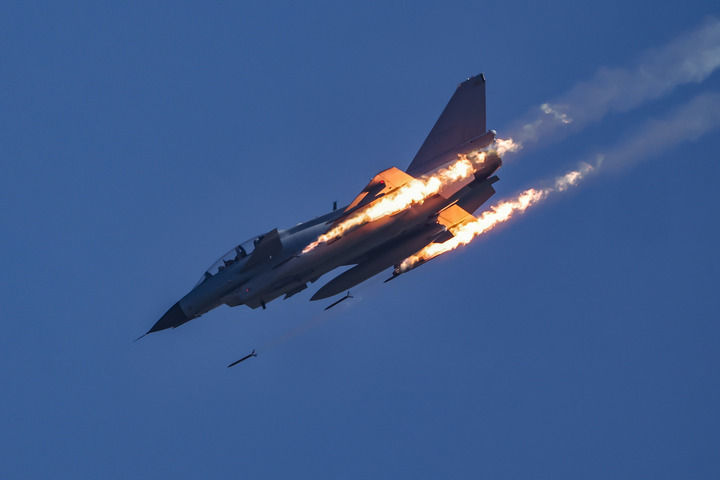 ↑空军航空兵某旅展开对地攻击训练（2025年6月22日摄）。新华社发（谭巳成 摄）