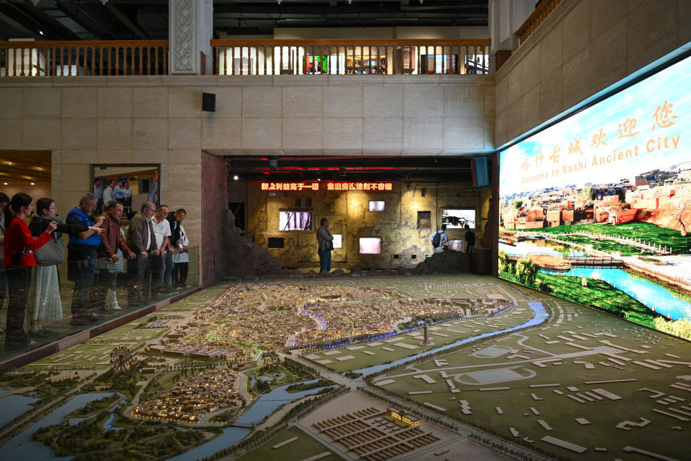 4月25日,来自埃及、伊朗、土耳其等国的外宾在喀什市老城区保护综合治理纪念馆参观。新华社记者 辛悦卫 摄