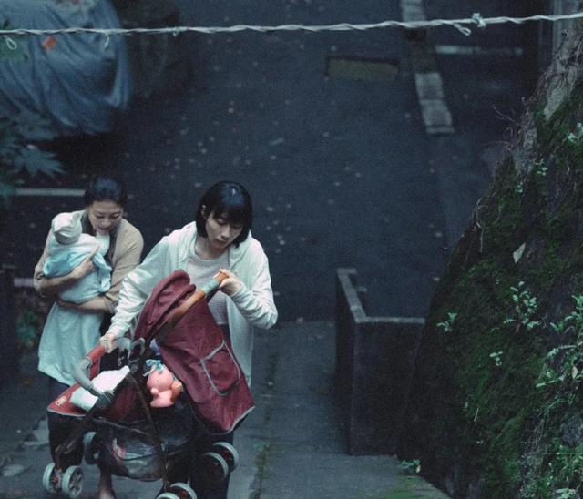 国产电视剧《亲爱的小孩》中也有父母来帮带孩子的情节。