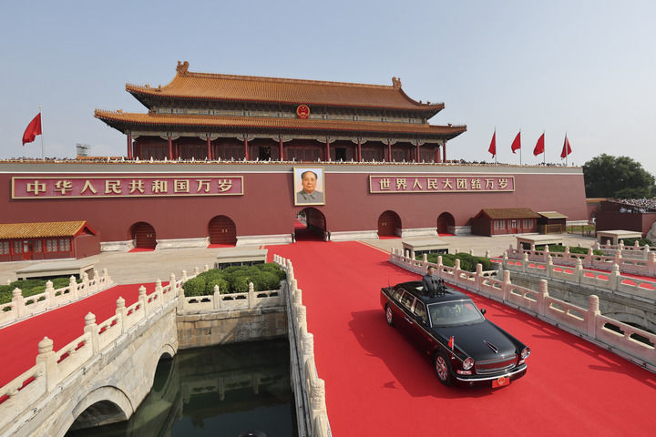 9月3日,纪念中国人民抗日战争暨世界反法西斯战争胜利80周年大会在北京天安门广场隆重举行。中共中央总书记、国家主席、中央军委主席习近平发表重要讲话并检阅受阅部队。这是习近平乘检阅车,经过金水桥,驶上长安街。新华社记者 刘卫兵 摄