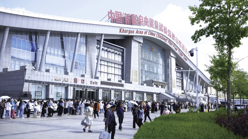 中国（新疆）自由贸易试验区霍尔果斯片区人潮涌动。冯海森/摄