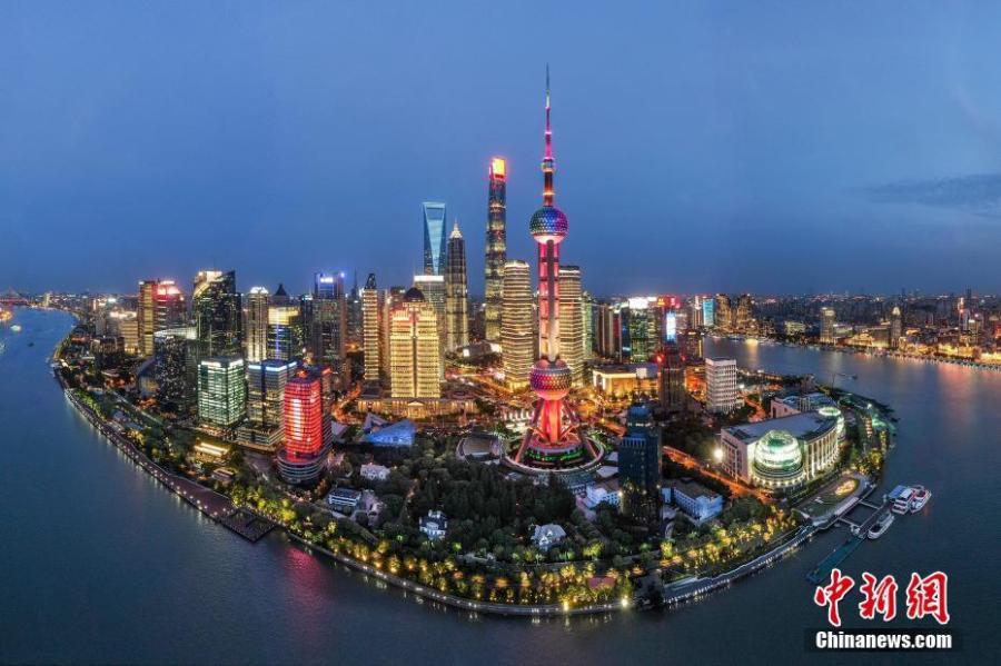 资料图：航拍上海浦东陆家嘴夜景。 中新社记者 张亨伟 摄