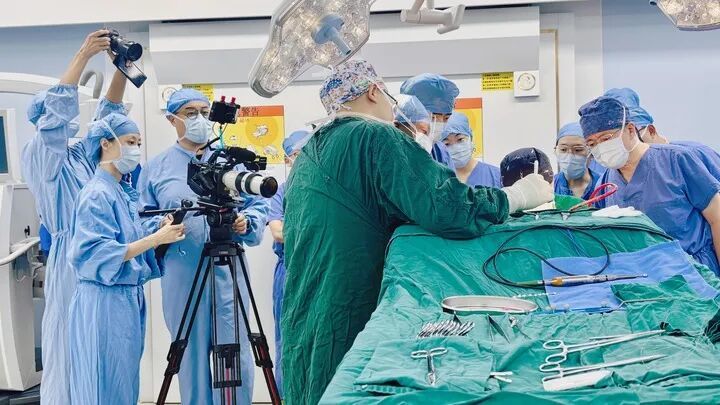 摄制团队正在记录四川大学华西医院首例半侵入式脑机接口手术。