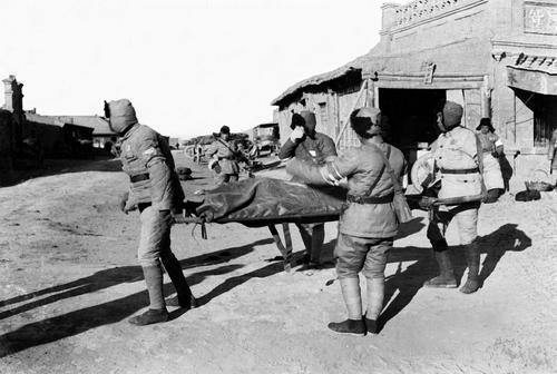 运送伤员。方大曾 摄（方大曾纪念室供图）