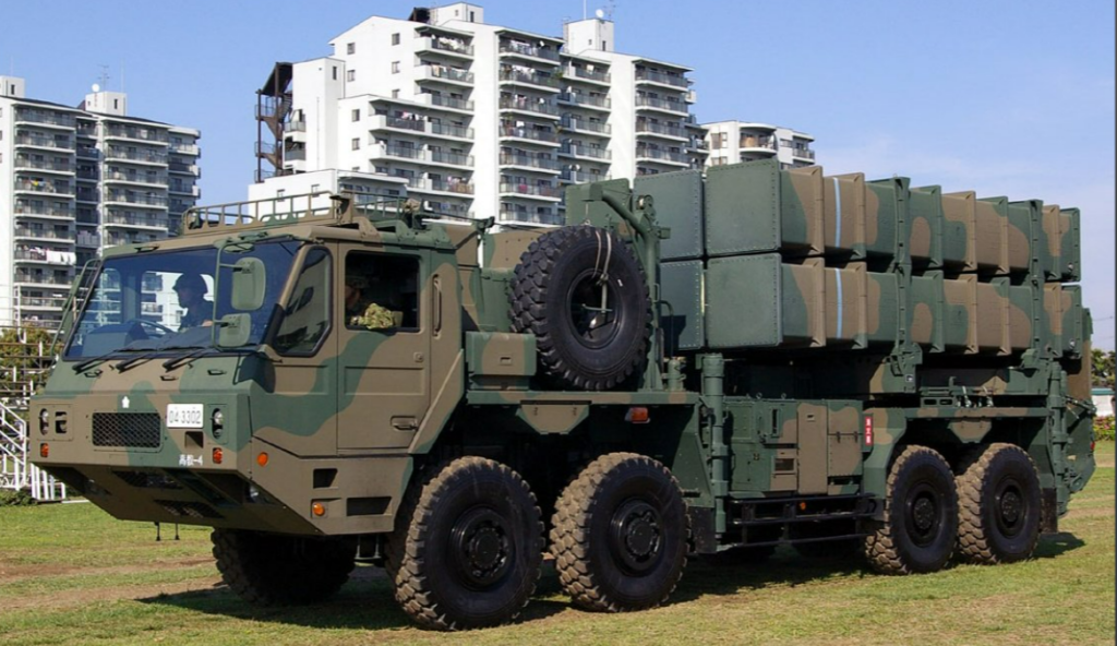 03式防空导弹发射车。