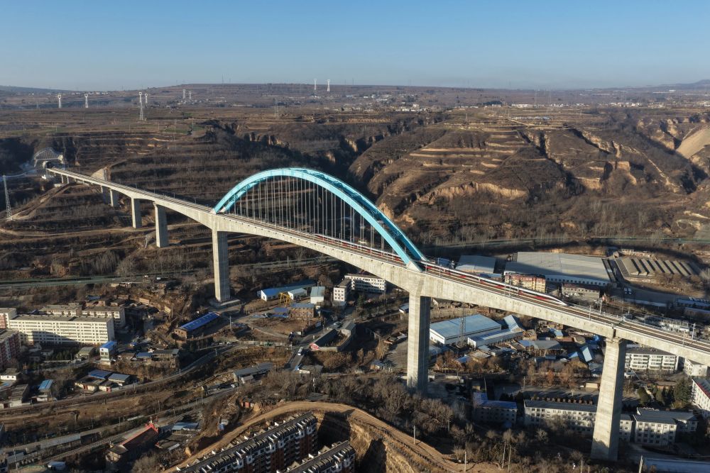 12月25日,试验列车驶过西延高铁王家河特大桥(无人机照片)。