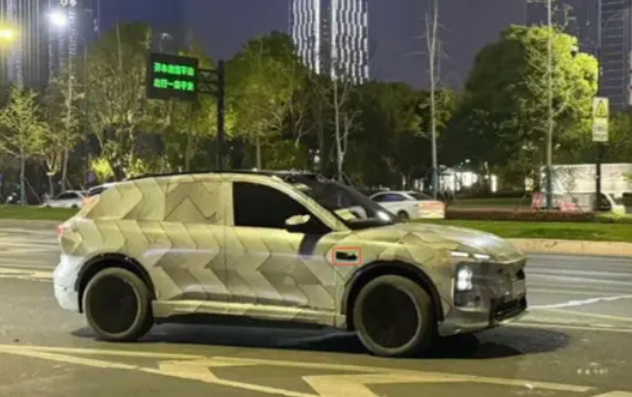 新款蔚来ES6谍照曝光:首搭蔚来自研辅助驾驶芯片!