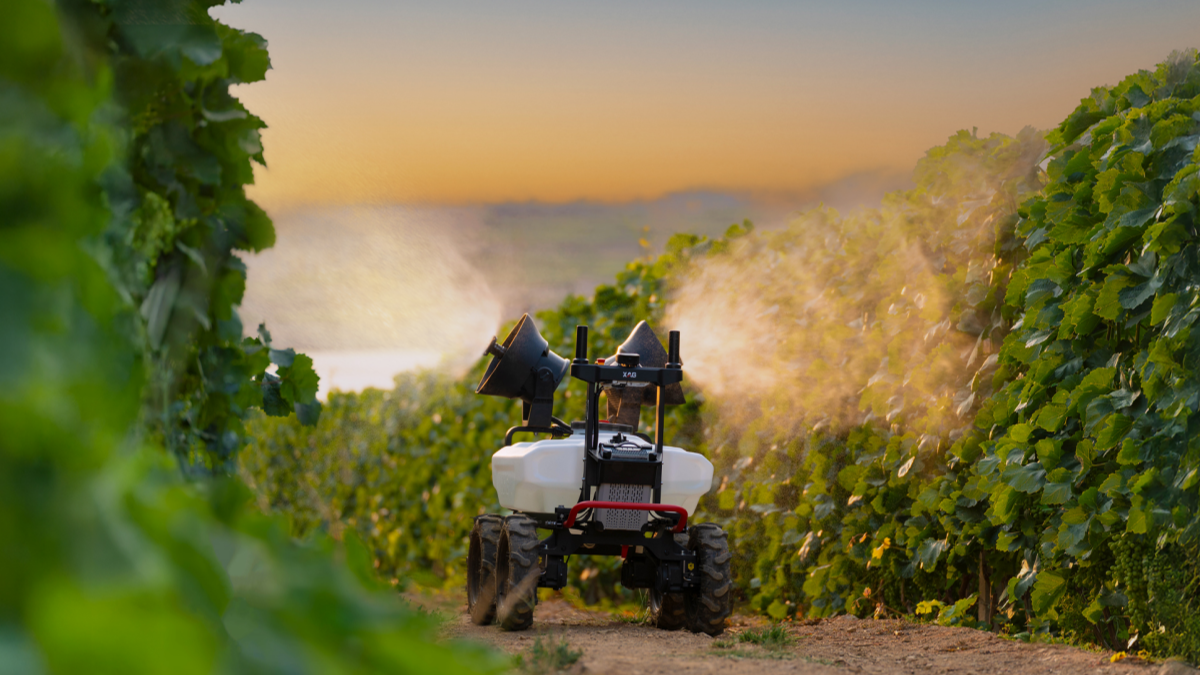极飞发布的新农业无人车,可以让你在空调房里远程种地