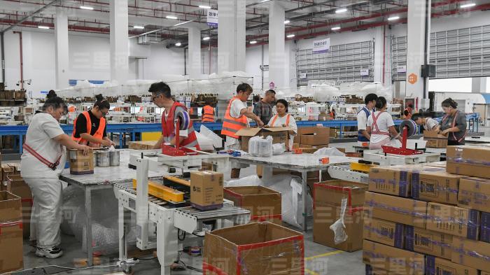 浙江某跨境电商仓内，工人把商品分拣、打包、发货。