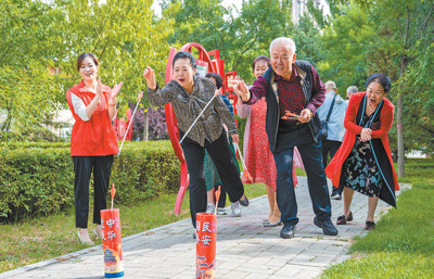 内蒙古自治区呼和浩特市玉泉区石东路街道养老服务综合体,老人们在玩投壶游戏。丁根厚摄(影像中国)
