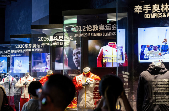 在福建晋江，安踏集团设立的博物馆里摆放着安踏集团与奥林匹克运动“牵手”的展柜（2024年8月22日摄）。新华社记者 魏培全 摄