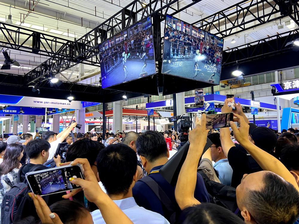 图为观众围观宇树科技机器人拳击表演。新华社记者 魏梦佳 摄