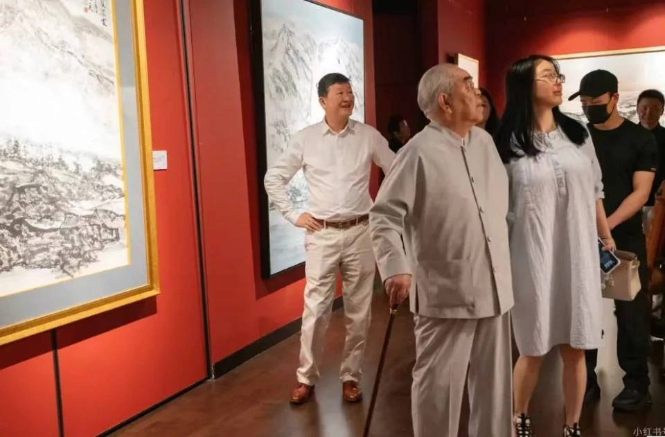 范曾夫妇今年参加其继子的画展现场