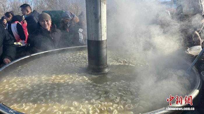 木垒县冰雪嘉年华活动上的千人饺子宴。陶拴科 摄