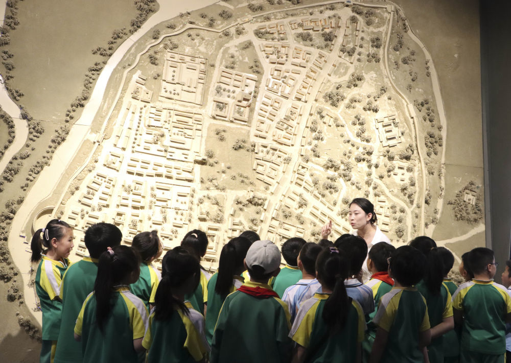 5月16日,河北省秦皇岛市卢龙县第四实验小学的学生在卢龙博物馆参观学习。新华社发(刘满仓 摄)