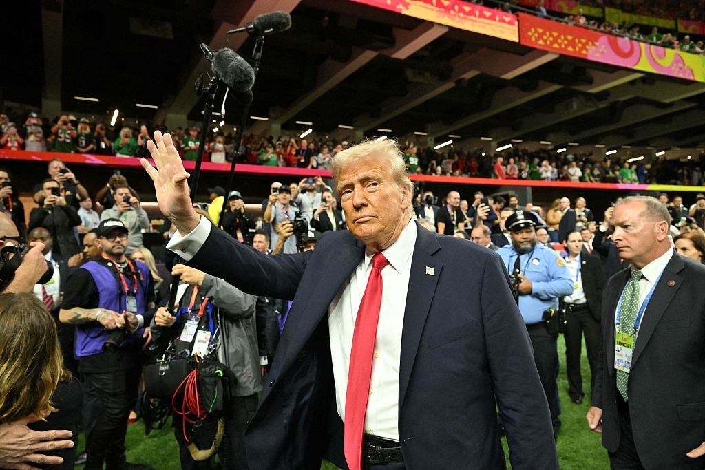 2月9日，2025NFL超级碗，美国总统特朗普现场观战。（视觉中国）