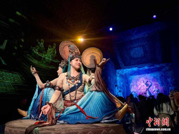 图为演员进行表演 王牧雨 摄