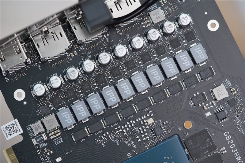 七彩虹iGame RTX 5070 Ti Vulcan OC显卡评测:一键提速降温、磁吸组件玩法多样