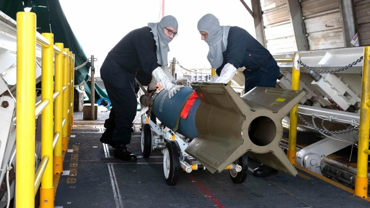 “福特”号先进武器升降机,非常不靠谱。图片来源:美国海军