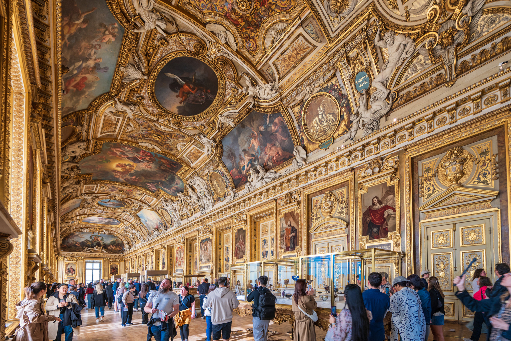 当地时间2025年4月27日,法国巴黎,游客在卢浮宫参观。视觉中国 图