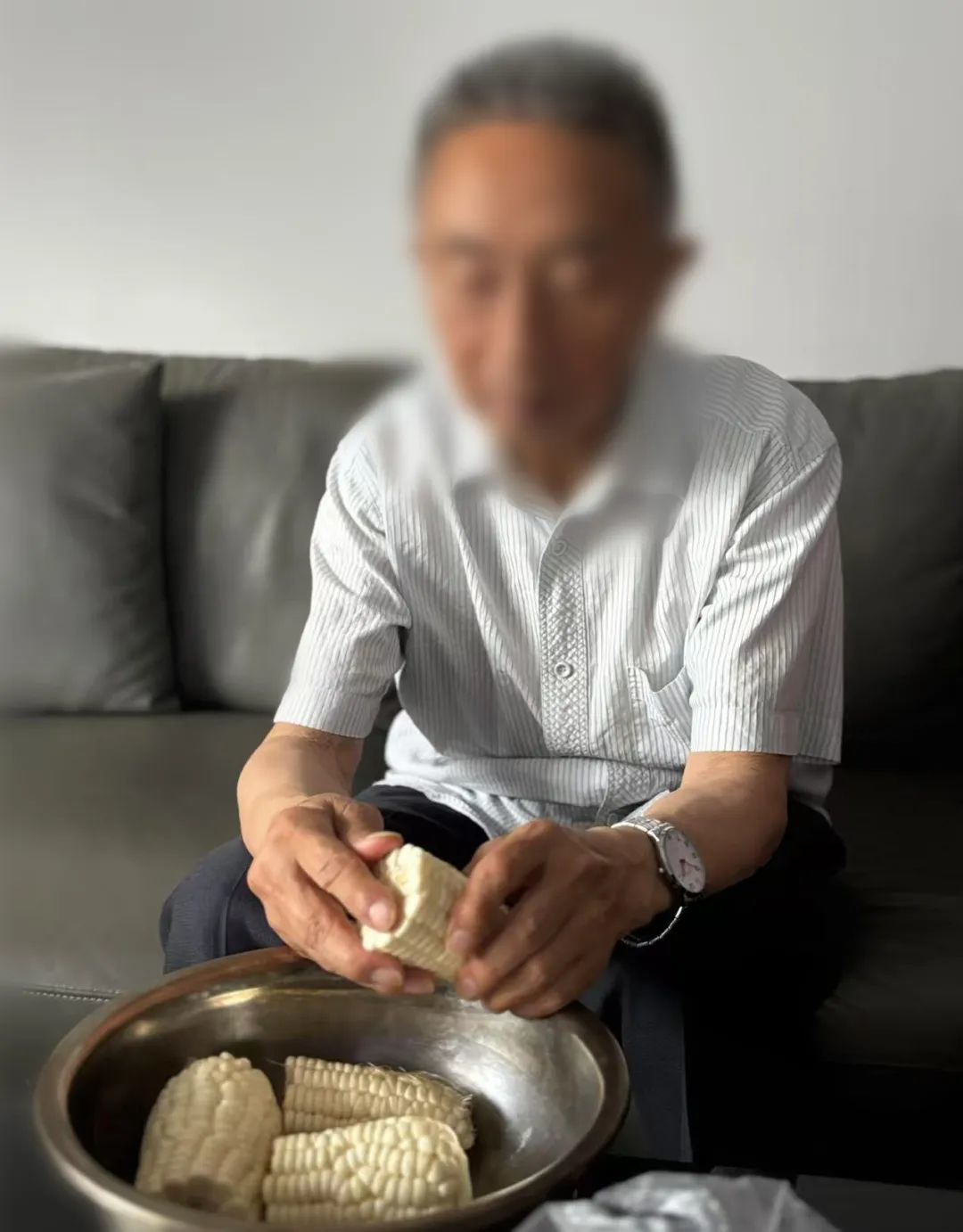 杨铜手术百天后在家中剥玉米