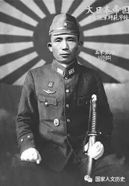 朴正熙为日军效命时的戎装照 图:人民日报“国家人文历史”微信公众号