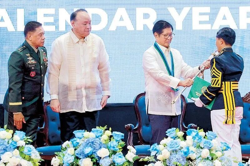 ◆12月1日,马科斯出席菲武装部队军官候选人课程联合毕业典礼。