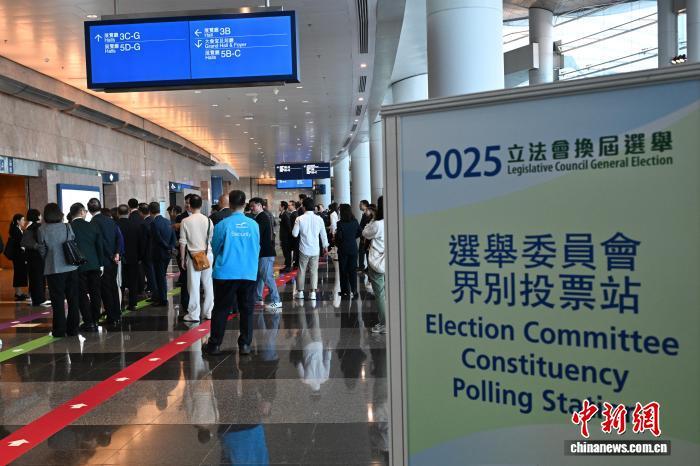 12月7日，香港特区第八届立法会选举进行投票。图为香港特区选举委员会委员到设于香港会议展览中心的选举委员会界别投票站进行投票。中新网记者 李志华 摄