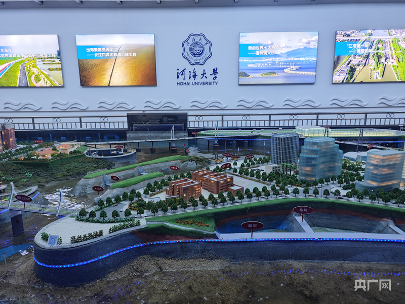 河海大学港口航道与海岸工程综合演示平台（央广网记者 王锡斐 摄）